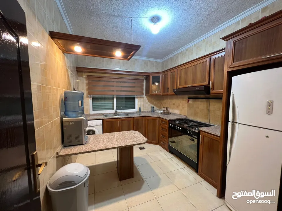 شقق مفروشه بالكامل كبيره وصغيره  نظافه مميزه للايجار خلف مركز الحسين للسرطان / الجامعه الاردنيه