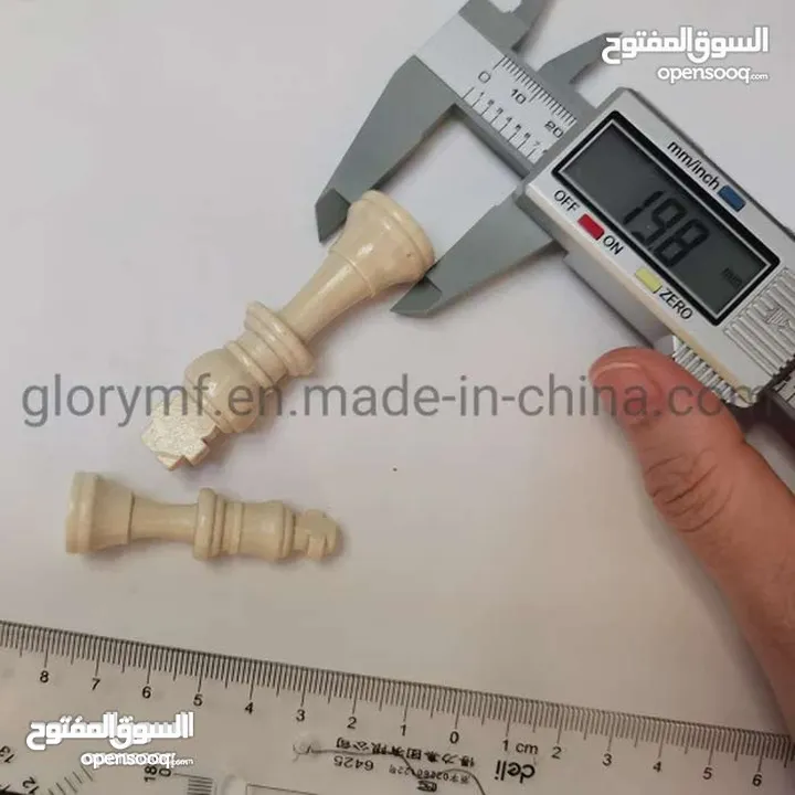 رقعة شطرنج جلد رول بطولات. احجار الشطرنج عظم  مع شنته