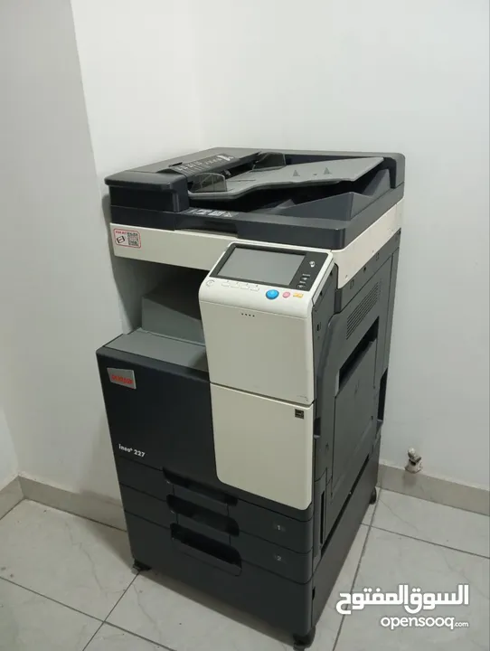 أثاث مكتبي وأدوات ومستلزمات للتدريب داتا شو ولوح ذكي، كراسي، طاولات، مكاتب ، نافورة، رفوف، حائط، باب