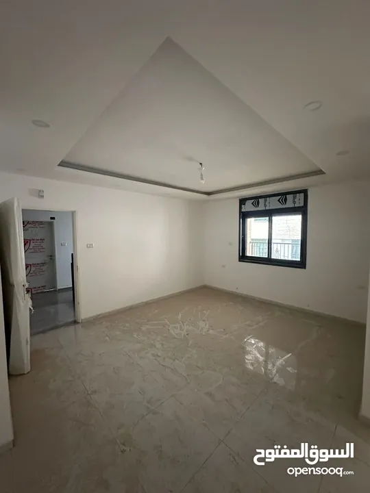 شقه للبيع مع حديقه بعين منجد