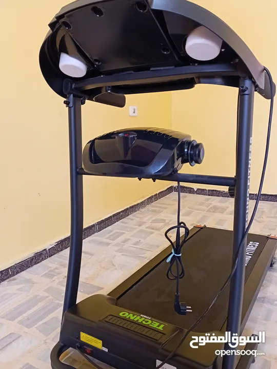 جهاز مشي كهربائي منزلي من نوع TECHNO FITNESS بحالة شبه جديدة-متعدد الوضائف مع شاشة رقمية وجهاز تدليك