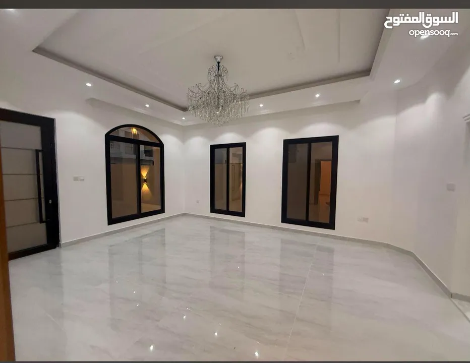 فيلا فاخرة للبيع في الحليو - مقابل أزھى زاوية مميزة – موقع راقٍ وسكني