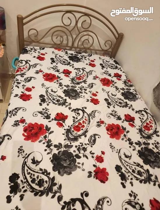 Large Single bed (125×195) ,with mattress