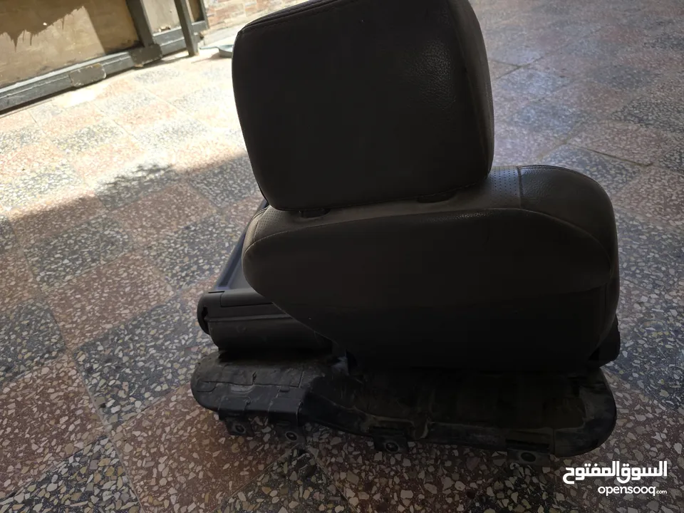 كراسي هونداي بورتر كاملة مع القواعد للبيع بحاجة إلى تنجيد او سلخات  عند منجد