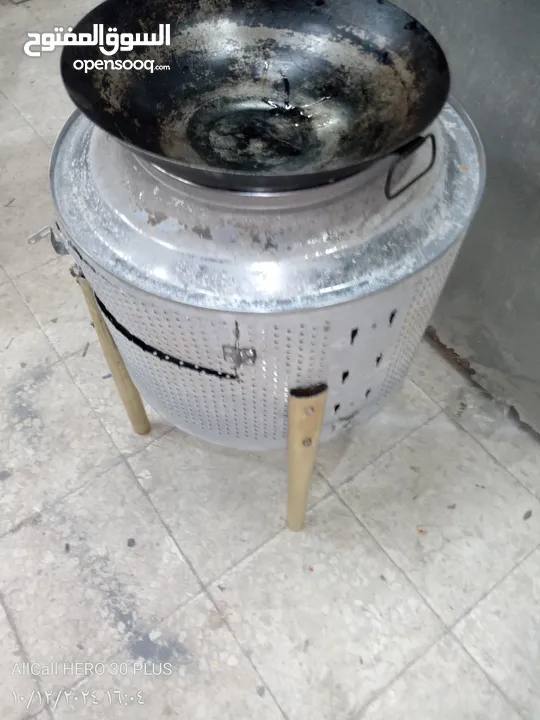 منقل حطب دائري الشكل مثل ما هو بالصوره يوضع عليه صاج القلي بشكل محكم وثابت