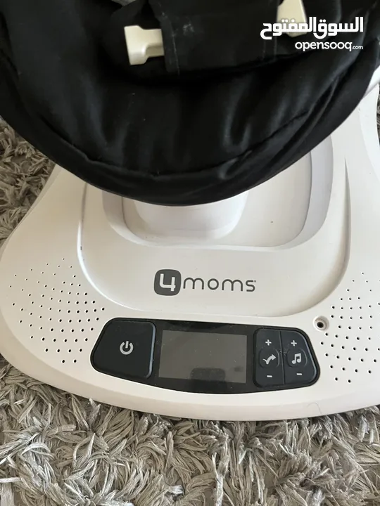 4 moms Mamaroo baby seat with various speeds and settings