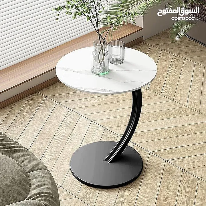 طاولة جانبية مستديرة على شكل حرف C