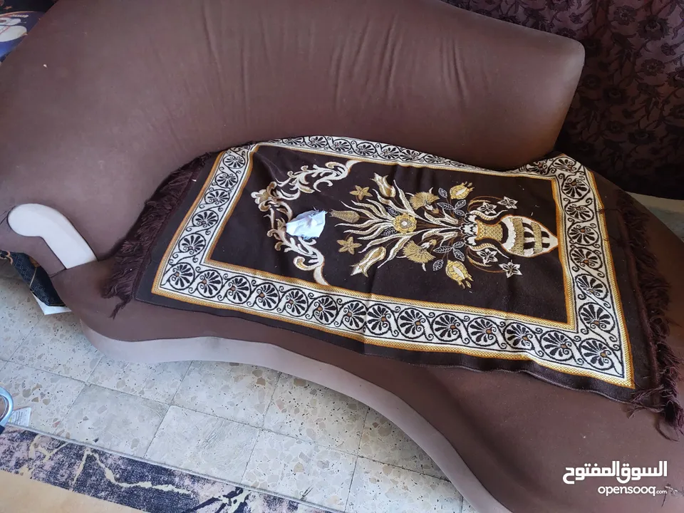 طقم كنب خشب ممتاز لا يوجد فيه كنبه تعبانه