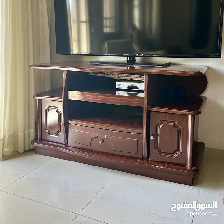 طقم صالون 3 قطع، سيرفر للمدخل، طقم طاولات سيرفر، طاولة تلفزيون، و وحدة رفوف للبيع