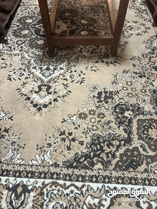 سجادة لون بني وبيج
