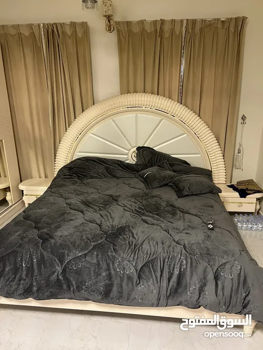 اثاث غرفة نوم  شبه جديد سرير الحجم الكبير وكبت وتسريحه مع الدوشق