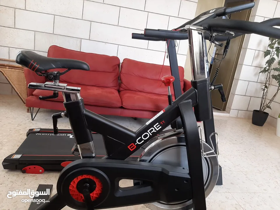 دارجه تمارين ثابته (spinning bike)مخصصة للتمارين الرياضية المنزلية. شبه جديده ونظيفة..