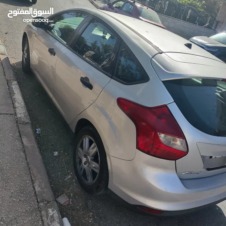 فورد فوكس عداد قليل استخدام شخصي يوجد بعض الضربات الخفيفة موديل 2013 هاتش باك