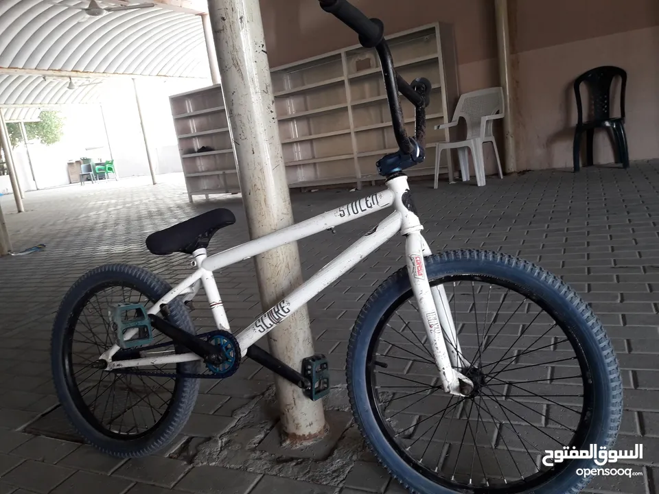 دراجه هوائية من نوع bmx عليها قطع stln و ahadow