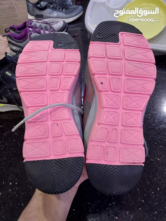 حذاء رياضي نايك NIKE للمشي والجري لمسافات طويله مريح جدا اصلي مقاس 39 استعمال خفيف بحال الوكاله مريح