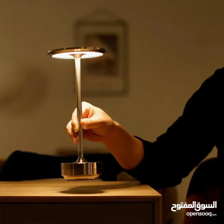 تيبل لامب لمس ألمنيوم، متعدد الألوان ودرجات الإنارة، يضفي على المكان لمسة رقي وراحة
