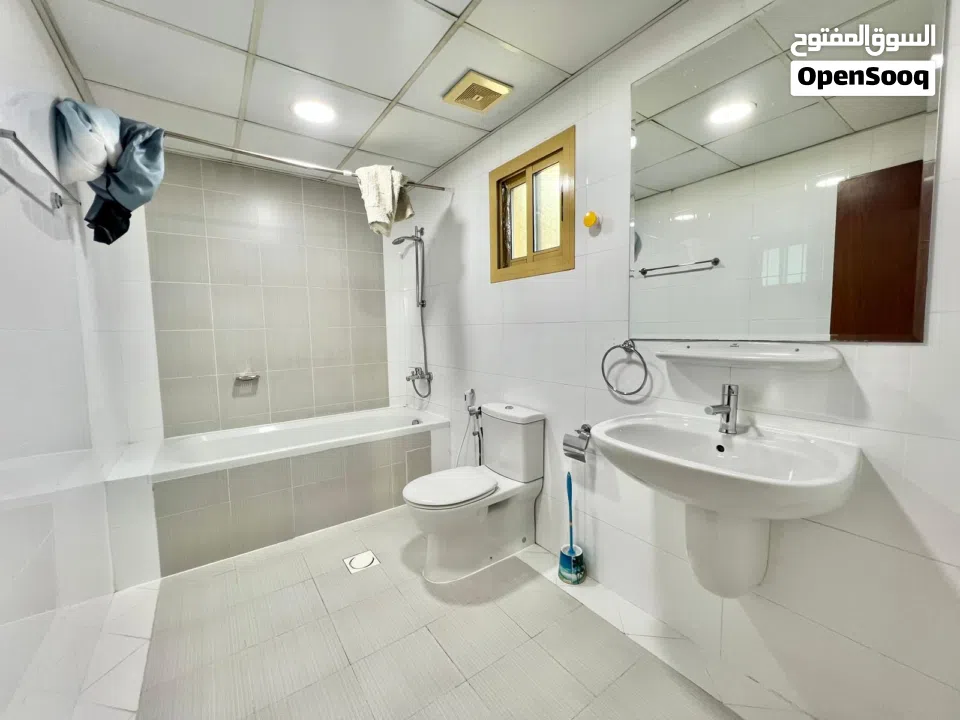 شقة مفروشة تتكون من غرفة نوم  واسعة ومشرقة متاحة الآن للبيع