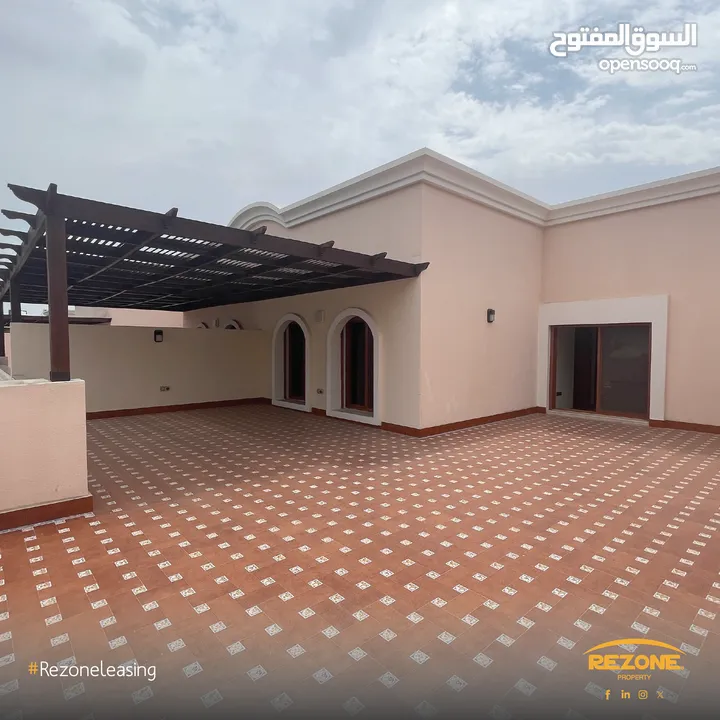 Upscale 4 Bedroom Villa in Al Ghubrah North