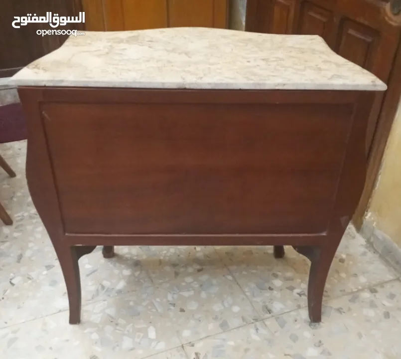 بيرو مصري خشب قديم سطح رخام ملبس بنحاس عالجوانب بحال جيد جدا والشكل روعة