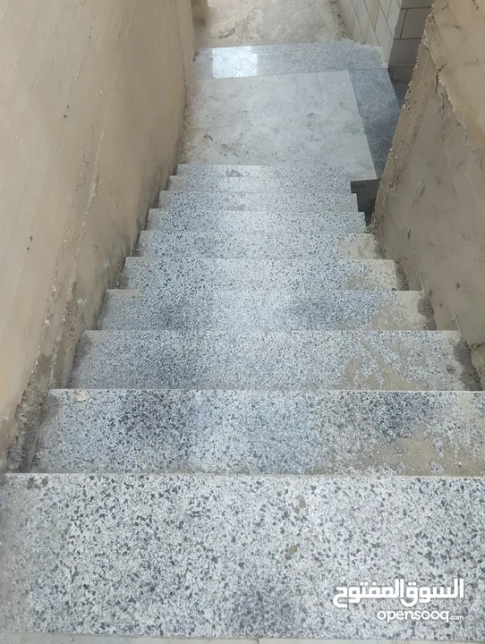 طابق كامل للايجار مع ساحة خارجيه