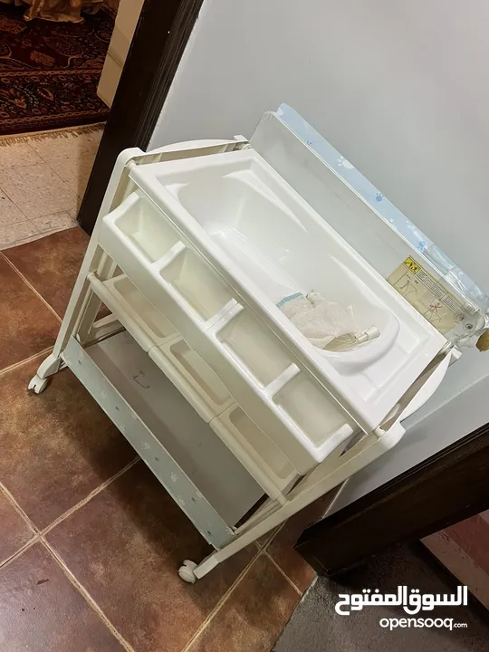 بانيو استحمام مع طاولة غيار للبيبي