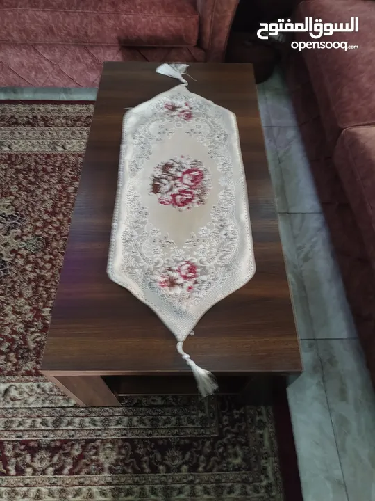 طاولة وسط مع طربيزات خدمة