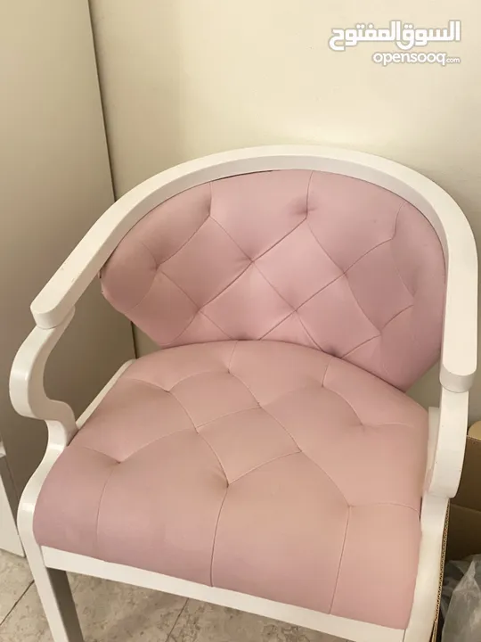 كرسي ابيض ووردي pink white chair 13omr 13 ريال عماني