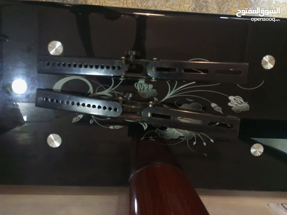 طاولة مع قواعد للتلفزيون