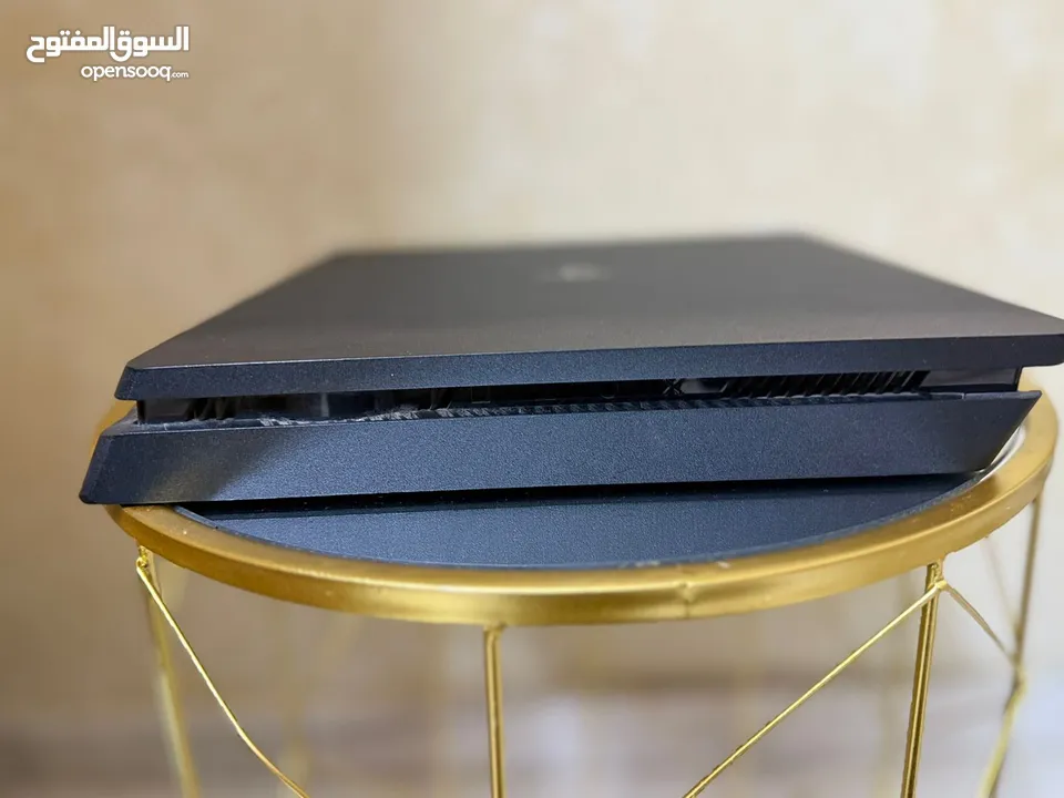 Ps4 slim 500gb نظيف جدا بحالة الوكالة مع  قرصين العاب استعمال بسيط gta5 و black ops4