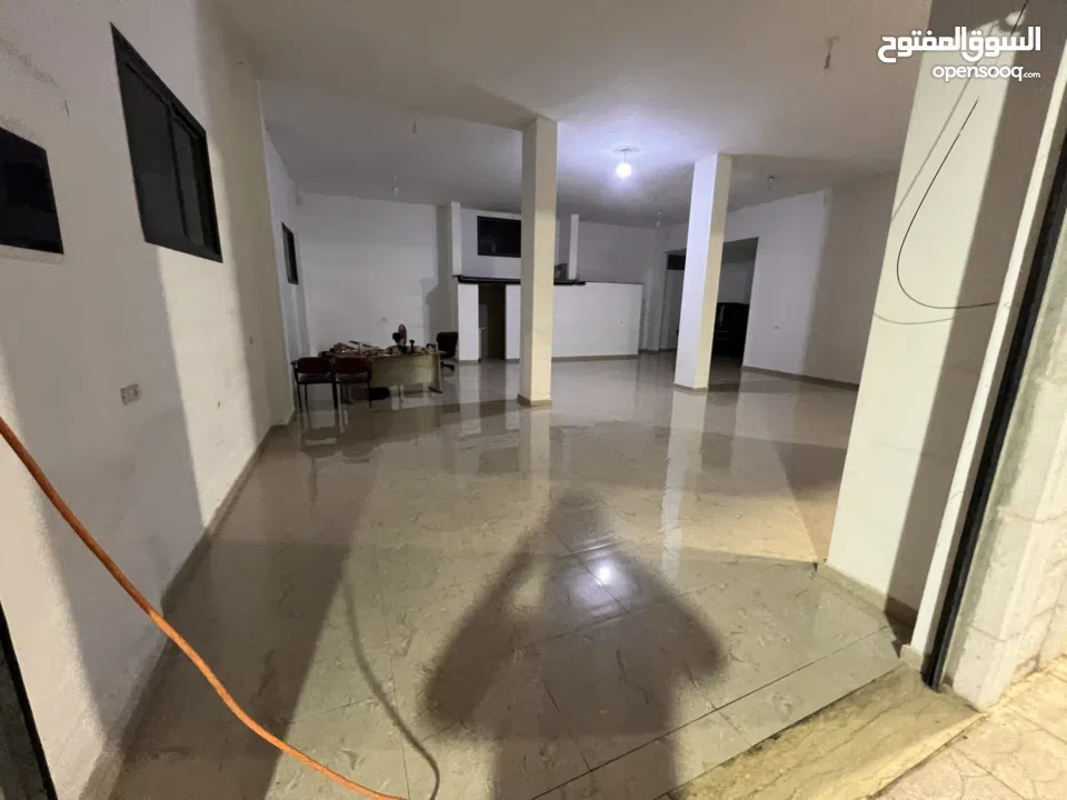 محلات تجاريه على الشارع الرئيسي عدد7   محلات4  اوثلاث محلات  كهرباء 3 فاز  يوجد مستودعات نفس العماره