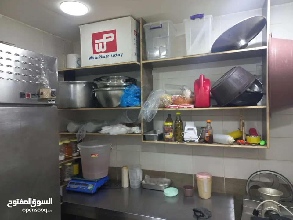 عدة مطعم للبيع مع امكانية تسليم المطعم