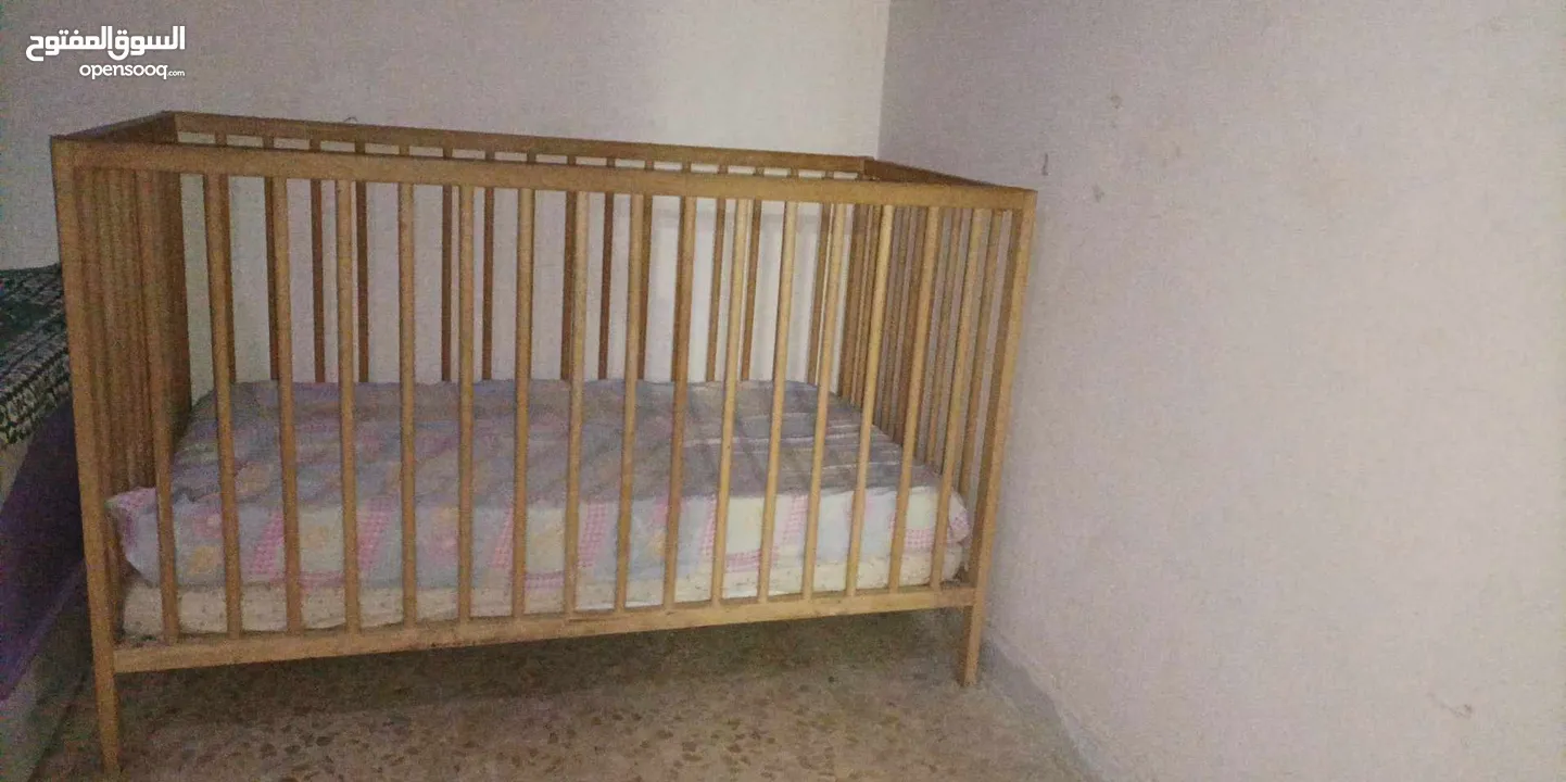 سرير اطفال من آيكيا  شبه وكالة استعمال خفيف جدا ولا خدش فيه نظيف للبيع بسعر مناسب