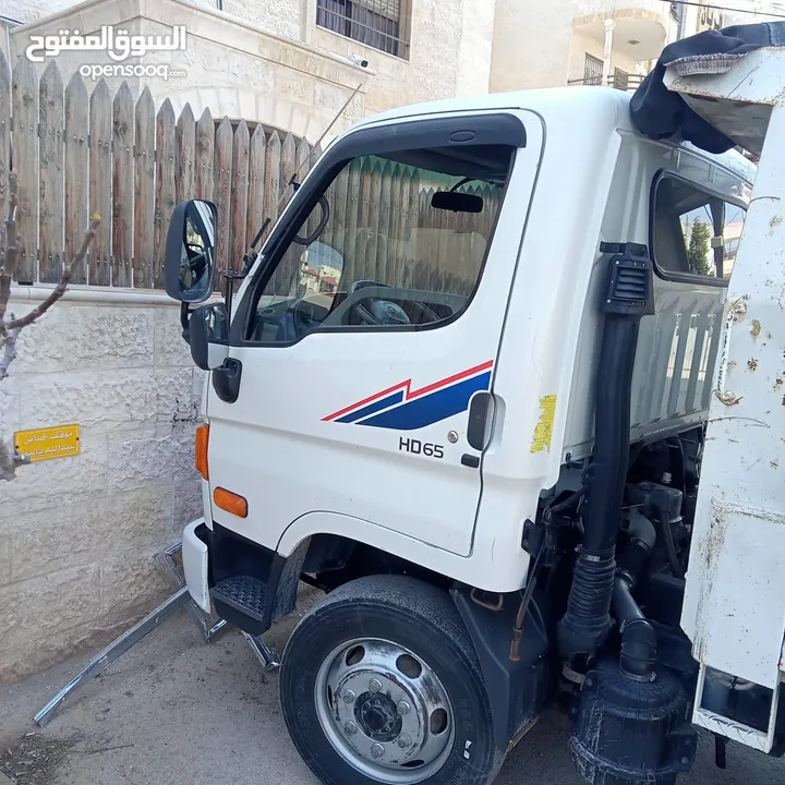 Hyundai Mighty dump truck