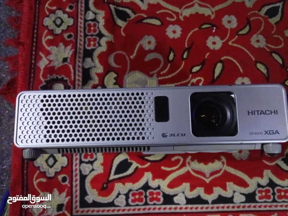 بروجكتر هيتاشيVGA موديلcpRx70....2000لومنس به مدخلAV.......VGA