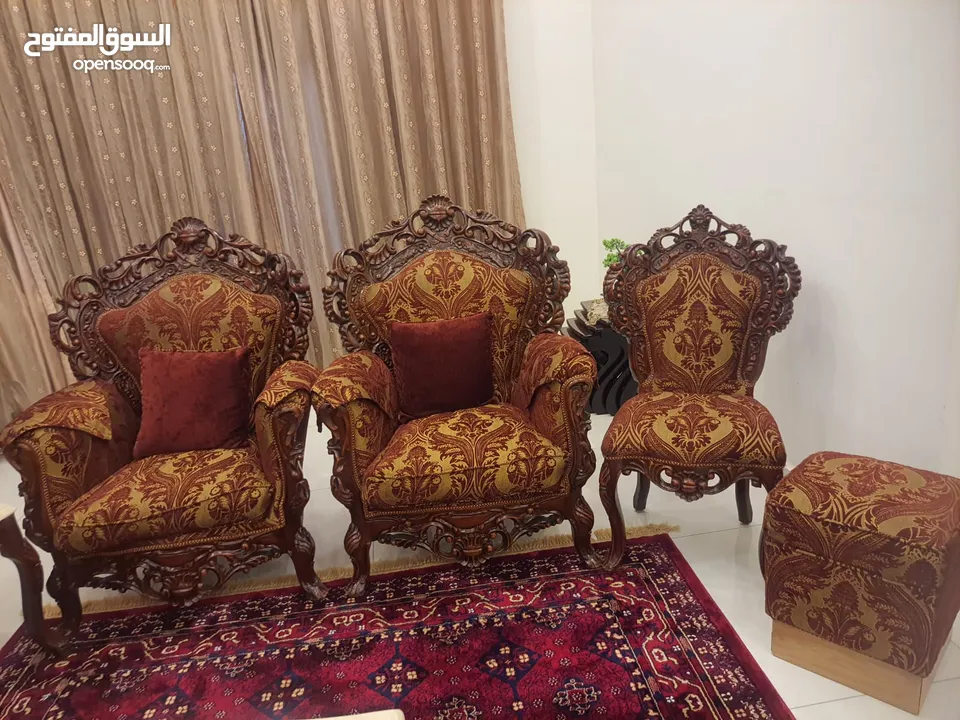 كنب تركي فاخر لغرفة الضيوف مكون من 9 مقاعد مع طاولات رخام