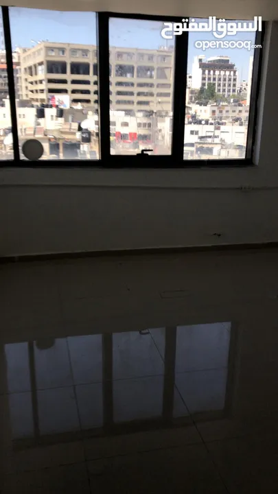 مكتبين جنب بعض