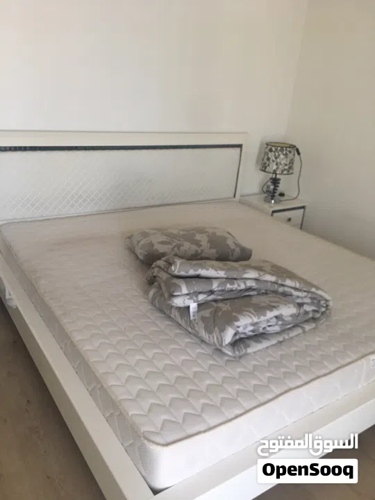 شقة فاخرة مؤثثة كامل ببرج بالجفير  تعطي اقامة دائمة للاجانب  بها كافة الامكانيات