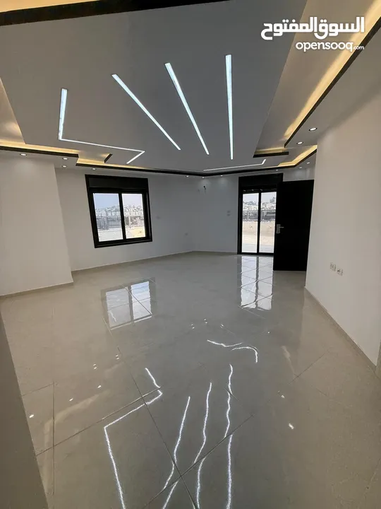 روف بمساحة 351م باطلاله بانورامية واسعة وتشطيب سوبر ديلوكس.