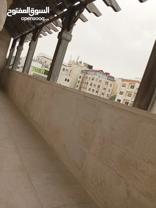 روف مفروش مع تراس ذات إطلالة رائعة جداً في منطقة الجاردنز للايجار 320دينار شهري