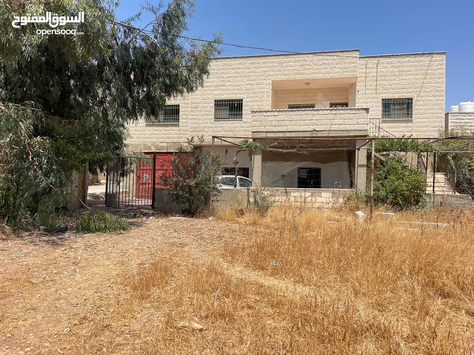 منزل مستقل للبيع في مدينة يطا يصلح تحويله الى مركز طوارئ او كلية او غيرها