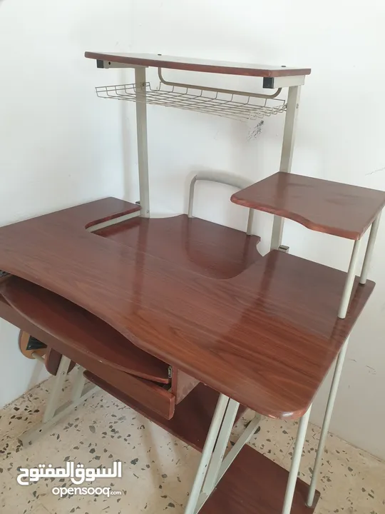 طاولة مكتبية خشبية