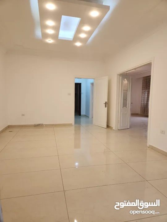 شقة للبيع في الجندويل قرب فندق لارسا