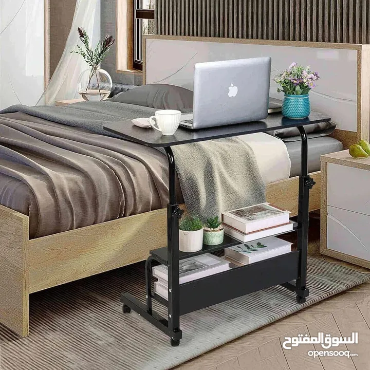 طاولة لابتوب خشبية بتصميم عصري ومتين سطح واسع يكفي لابتوب، دفتر محاضرات، كتب وأقلام وحتى القهوة .