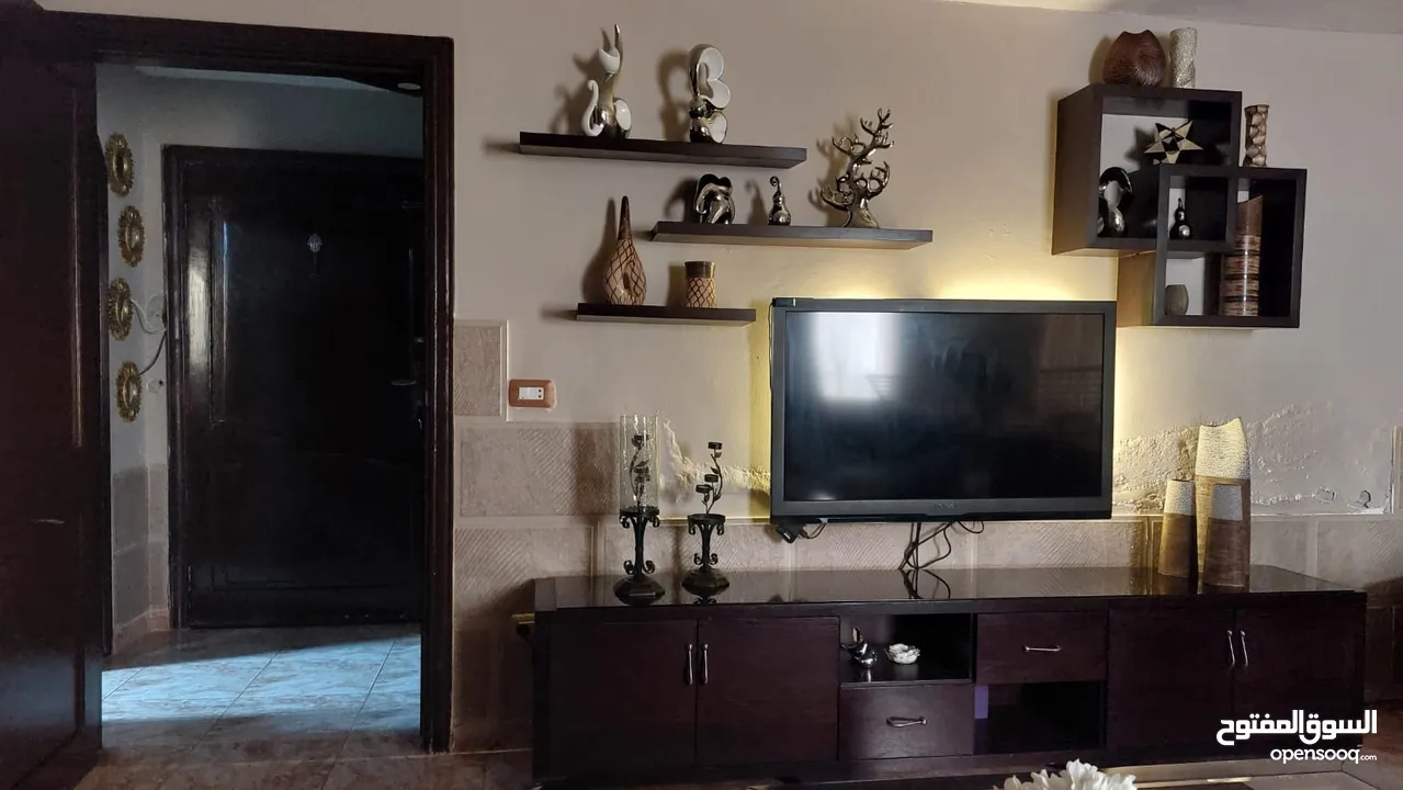 خزانة شاشة مع رفوف خشب لاتيه بحالة ممتازة  قياس 240  للإستفسار 079895009