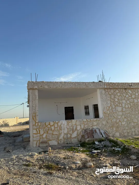 بسعر مغري جدا بيت ريفي للبيع في منطقة نادرة طريق جرش من المالك بسعر مغري مشجر زيتون مساحة ثلاث دنم