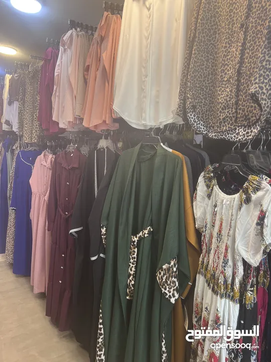 محل البسة بداعي السفر بدون خلو أجار شهري 325