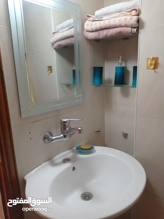 شقه مفروشه للايجار الشهري ،تصلح لعائله ،قريبه على الخدمات،مشمسه،خط سرفيس،قرب مستشفى الاتحاد ،ساحه