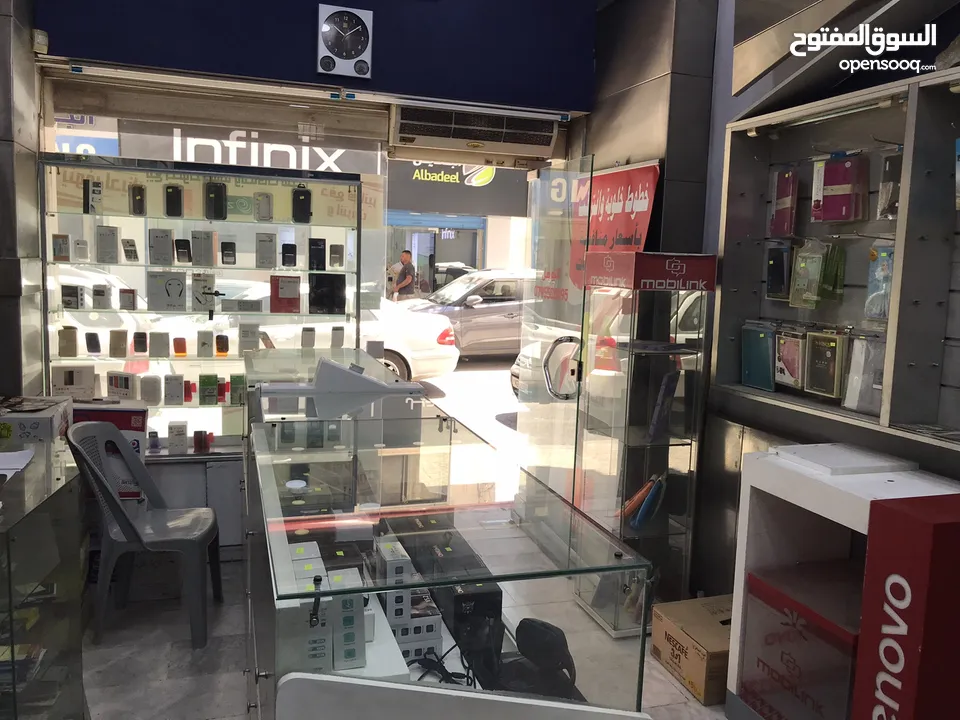 محل تجاري للبيع مجهز كامل موقع مميز ملاصق لمعرض شركة زين - شارع باب الواد - الوسط التجاري/ الزرقاء