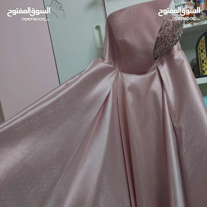 فستان لون سومو للبيع لبسة مرة واحدة ع التخرج فخم و جميل محجر من الامام وباكلس ومن الخلف لديه رباطات