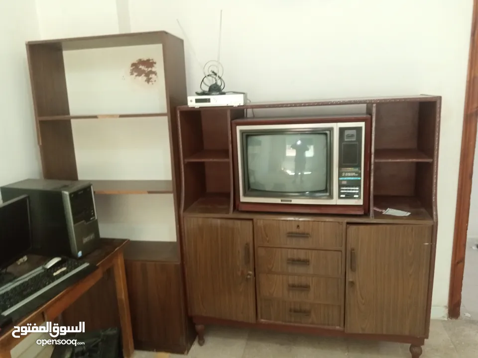 طاوله تلفزيون وتلفاز ومكتبه من الزمن الجميل